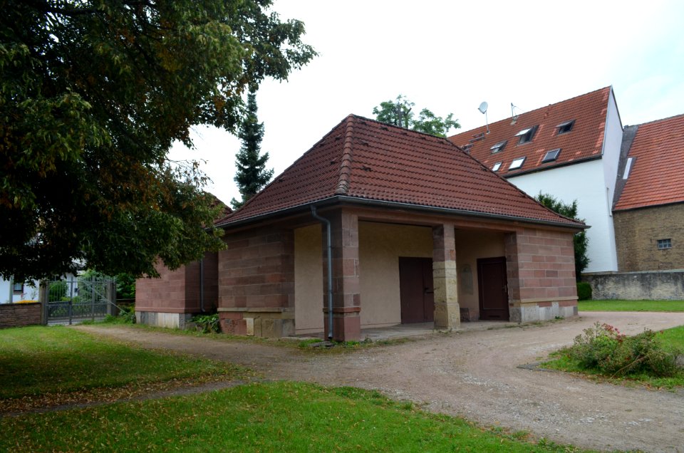 Wallau, Friedhof, alte Trauerhalle (1)