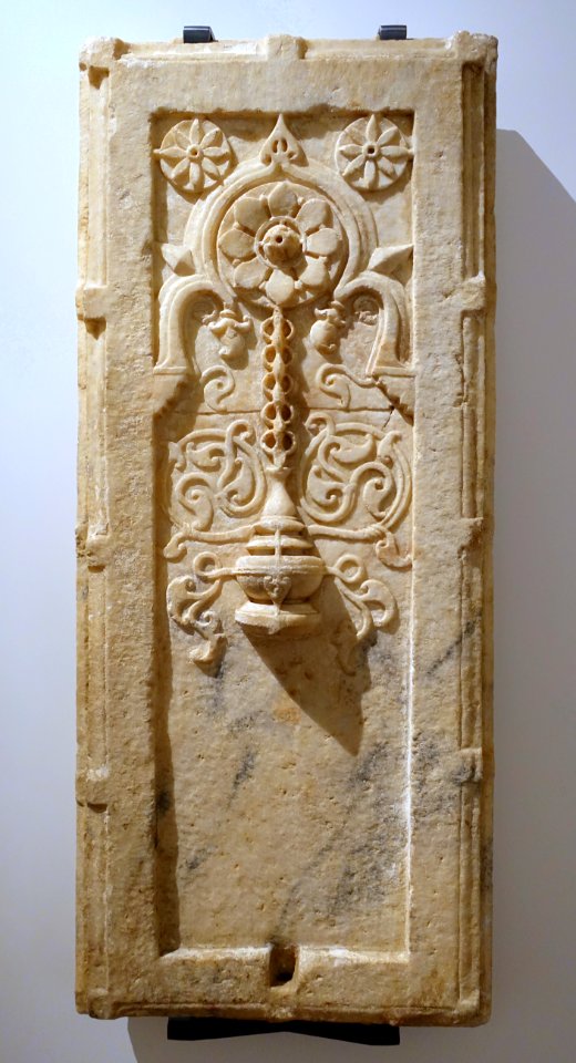 Wall panel with mihrab pattern, Hindustan, Gujarat, 15th century AD, carved marble - Aga Khan Museum - Toronto, Canada - DSC06825