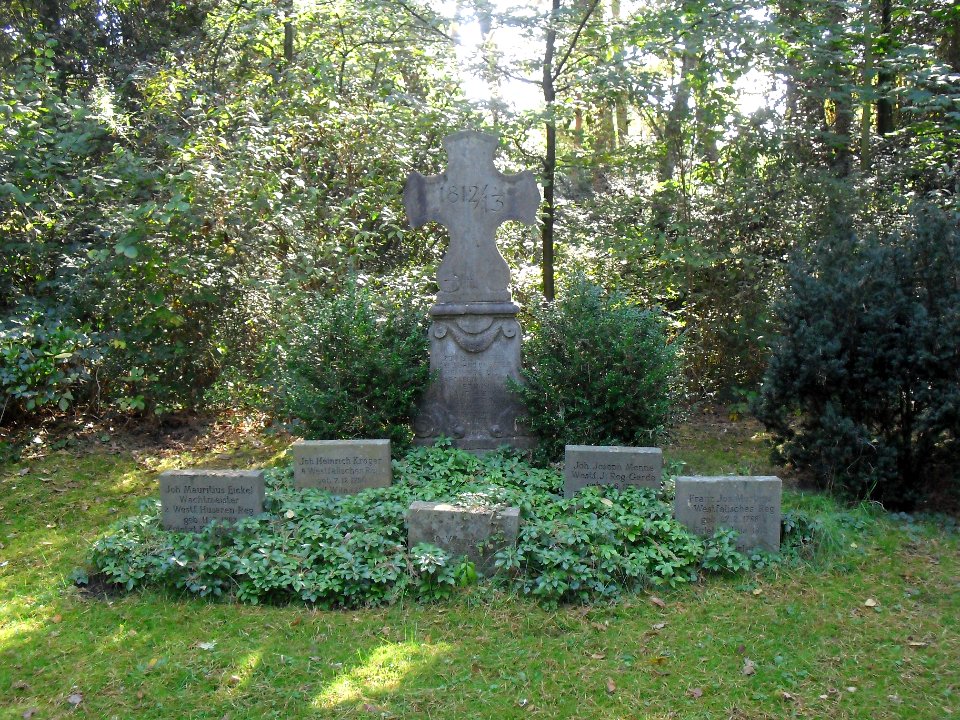 Waldfriedhof Schloss Neuhaus-Denkmal 1812-1813