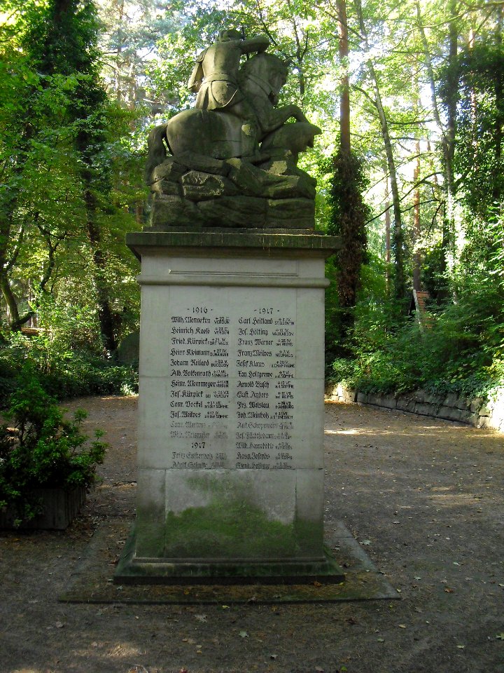 Waldfriedhof Schloss Neuhaus-Denkmal 1914-1918 3