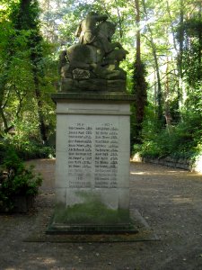 Waldfriedhof Schloss Neuhaus-Denkmal 1914-1918 3