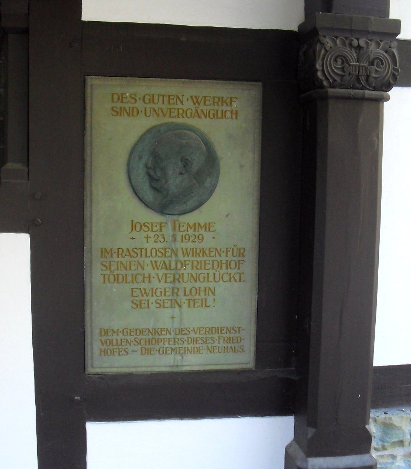 Waldfriedhof Schloss Neuhaus-Gedenktafel Josef Temme