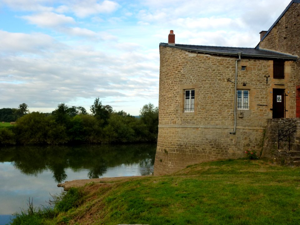 Warcq (Ardennes) tour Xeme au bord de la Meuse