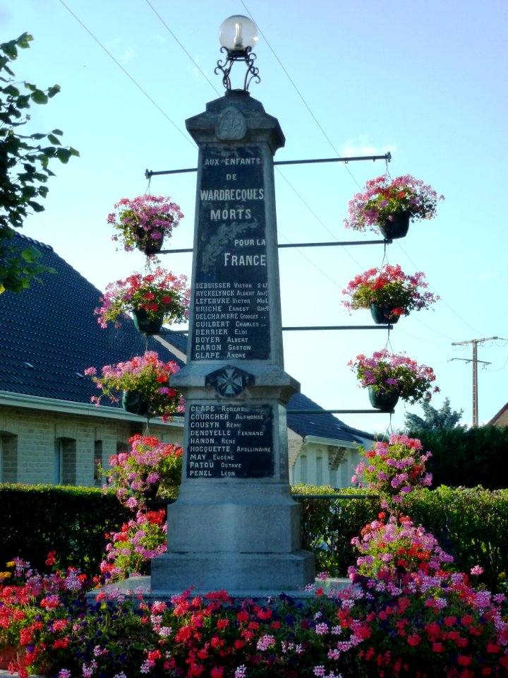 Wardrecques (Pas-de-Calais, Fr) monument aux morts