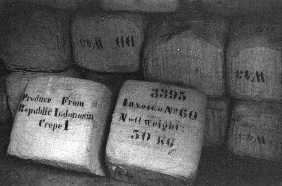 Waranedja Rubber bestemd voor de export, afkomstig van de rubberfabriek Tjesoer, Bestanddeelnr 386-4-2