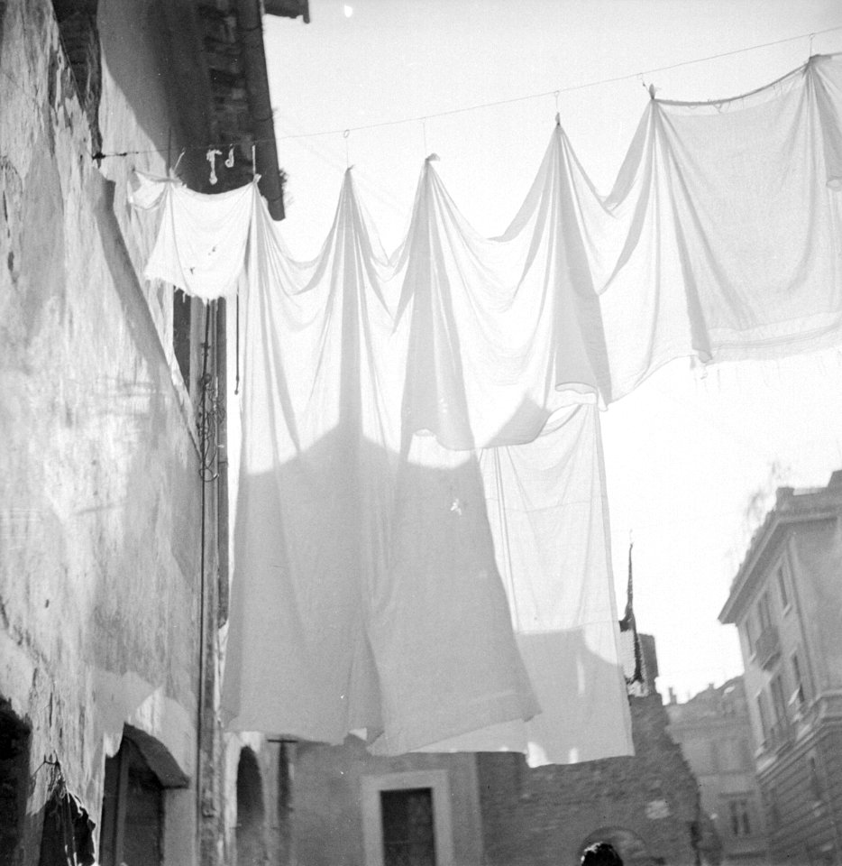 Wasgoed hangt tussen woningen boven een straatje in Trastevere, Bestanddeelnr 191-1218