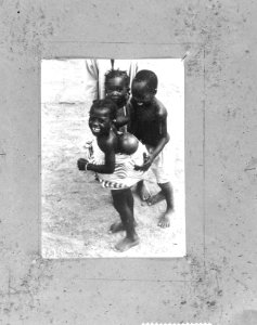 Wasdag in Mali (Afrika) kinderen met achterop gebonden baby, Bestanddeelnr 916-7569