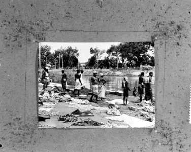 Wasdag in Mali (Afrika) gewassen kleren liggen te drogen, Bestanddeelnr 916-7570