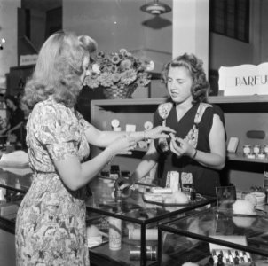 Warenhuis Twee verkoopsters overleggen over een product (lippenstift), Bestanddeelnr 900-5329