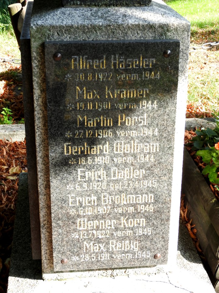War memorial Löhma 07