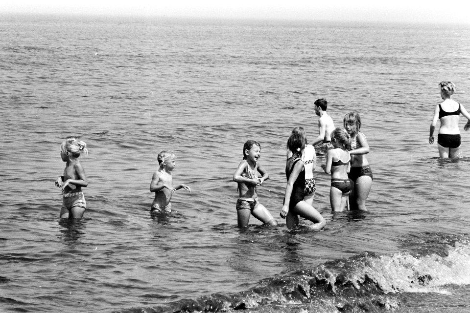 Warm weer strand Zandvoort kinderen in zee, Bestanddeelnr 923-5829
