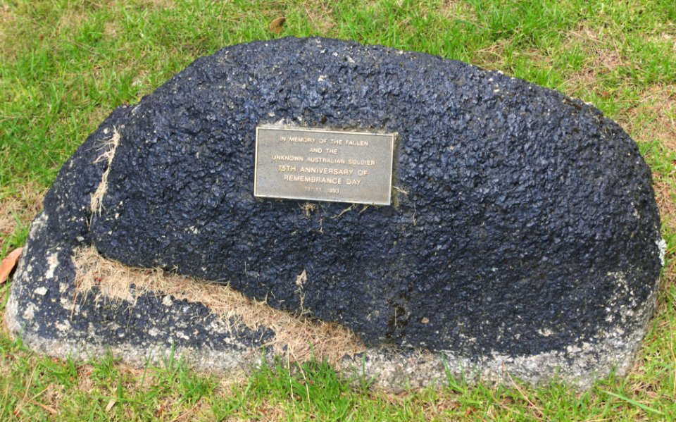 War memorial stone Burnie 20180114-002