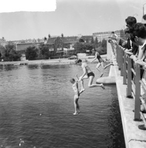 Warme zondag Jongens springen van de brug in de Amstel, Bestanddeelnr 912-6866