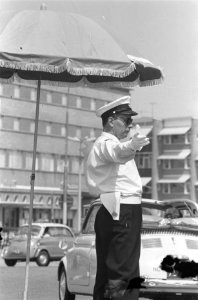 Warme zondag op Zandvoort Zandvoortse politie onder parasol, Bestanddeelnr 912-6852