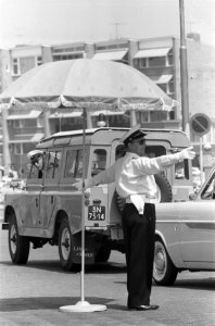 Warme zondag op Zandvoort Zandvoortse politie onder parasol, Bestanddeelnr 912-6849