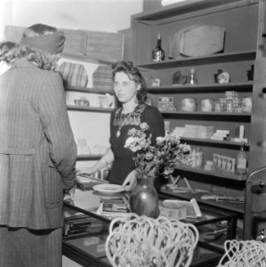 Warenhuis. Verkoopster met klanten, Bestanddeelnr 900-5325