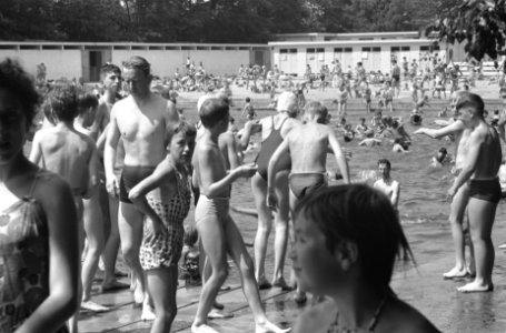 Warme zondag op Zandvoort Drukte in Bad Crailo, Bestanddeelnr 912-6856