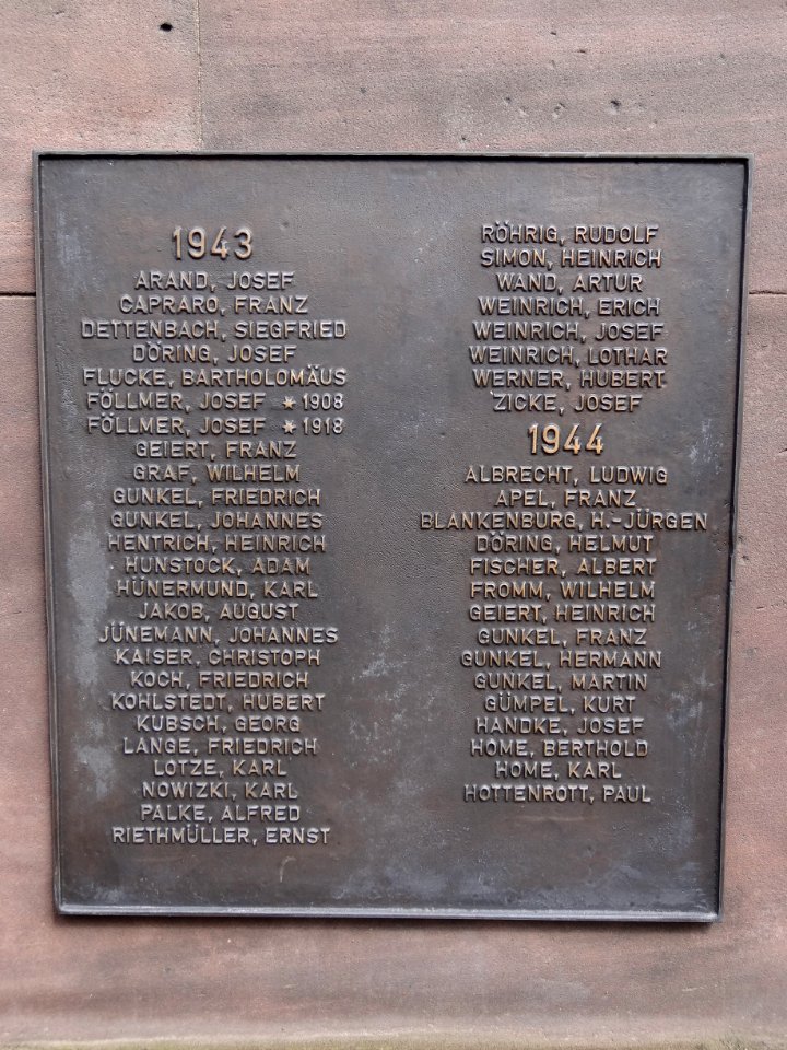 War memorial Uder 7