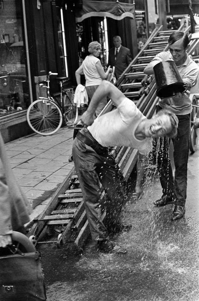 Warmte. Glazenwasser krijgt emmer water over zich heen, Bestanddeelnr 920-5031