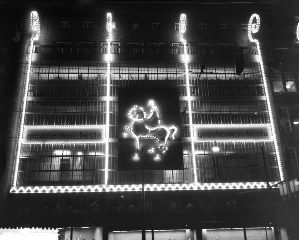 Warenhuis in Amsterdam heeft verlichting aangebracht voor St Nicolaas, Bestanddeelnr 911-7757