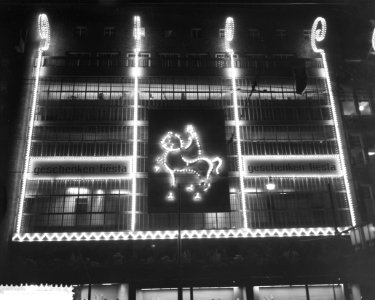 Warenhuis in Amsterdam heeft verlichting aangebracht voor St Nicolaas, Bestanddeelnr 911-7757