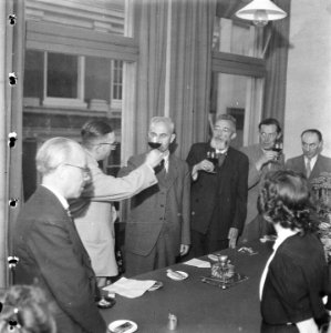 Warenhuis. Bijeenkomst. Een toast wordt uitgebracht, Bestanddeelnr 900-5336