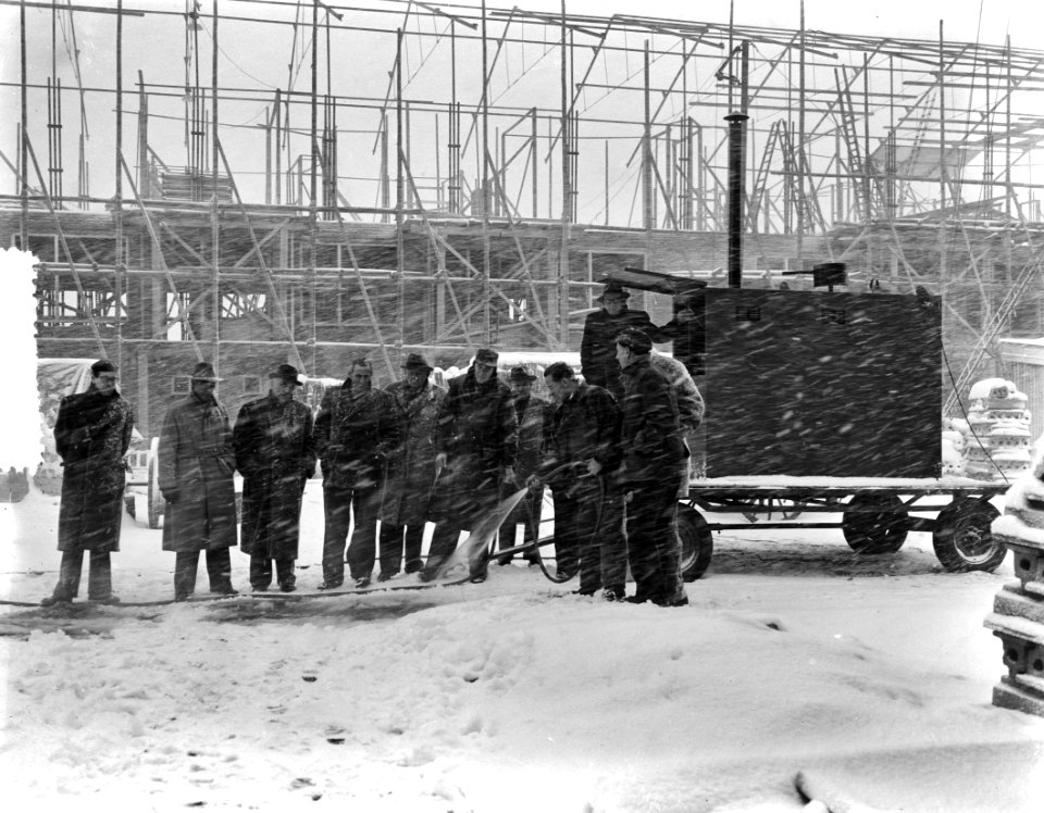 Warm water gieten voor sneeuwvrij maken op bouwwerk Den Haag, Bestanddeelnr 907-5330