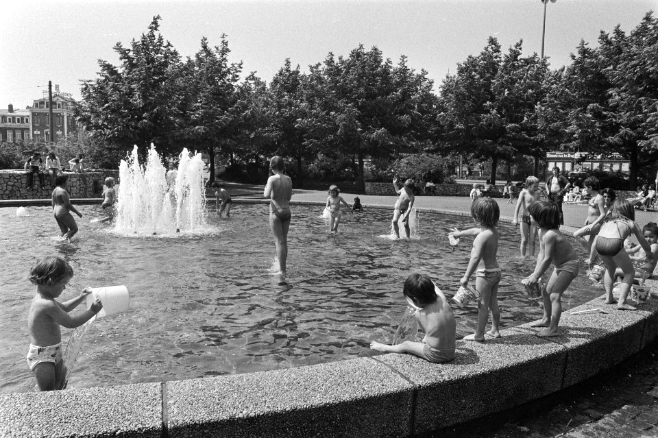 Warm weer kinderen spelen in stadsfontein, Bestanddeelnr 929-7514