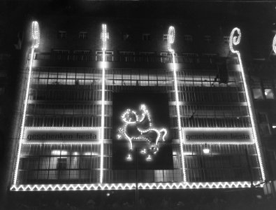 Warenhuis in Amsterdam heeft verlichting aangebracht voor St Nicolaas, Bestanddeelnr 911-7755