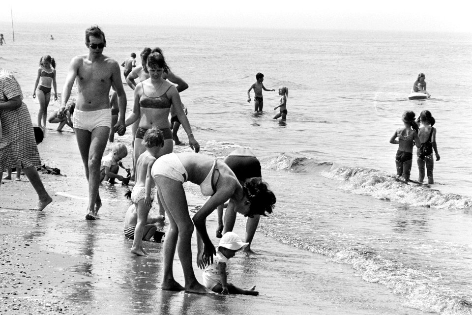 Warm weer strand Zandvoort mensen in zee, Bestanddeelnr 923-5830