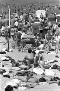 Warme zondag op Zandvoort Mensen op het strand, Bestanddeelnr 912-6847