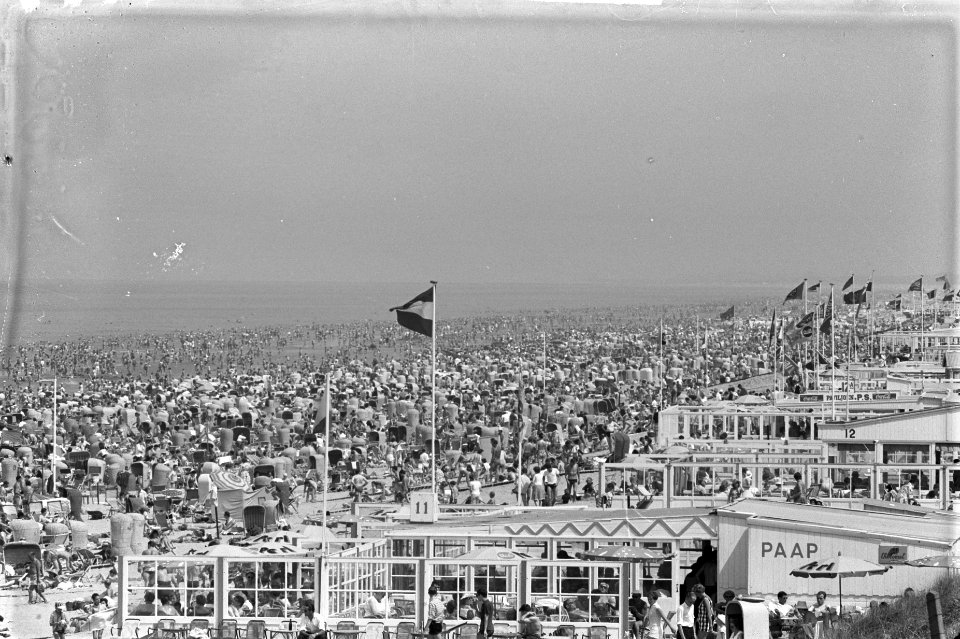 Warme zondag op Zandvoort Mensen op het strand, Bestanddeelnr 912-6848