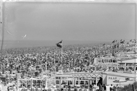 Warme zondag op Zandvoort Mensen op het strand, Bestanddeelnr 912-6848