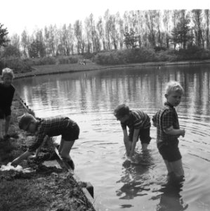 Warme dag, jongens zoeken verkoeling in de Vroesenparkvijvers te Rotterdam, Bestanddeelnr 917-7892