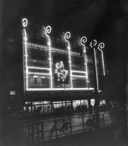 Warenhuis in Amsterdam heeft verlichting aangebracht voor St Nicolaas, Bestanddeelnr 911-7756