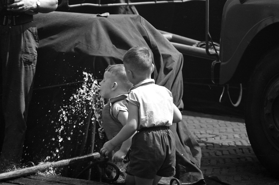 Warm weer in Amsterdam Kinderen bij fontein, Bestanddeelnr 912-6921