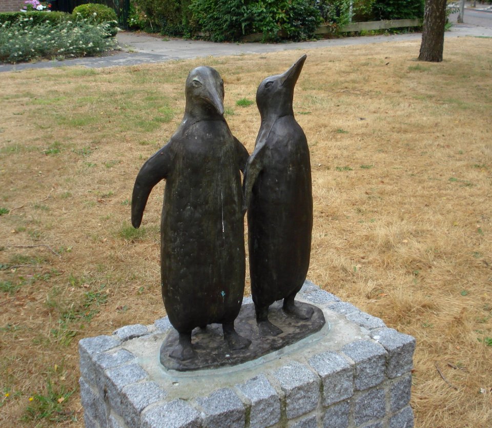 Warmond kunstwerk twee pinguïns
