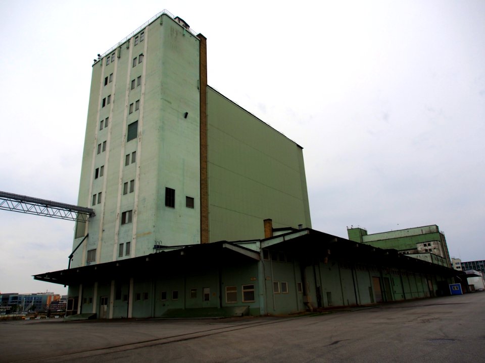Warehouse or silo in Malmo harbor pic1