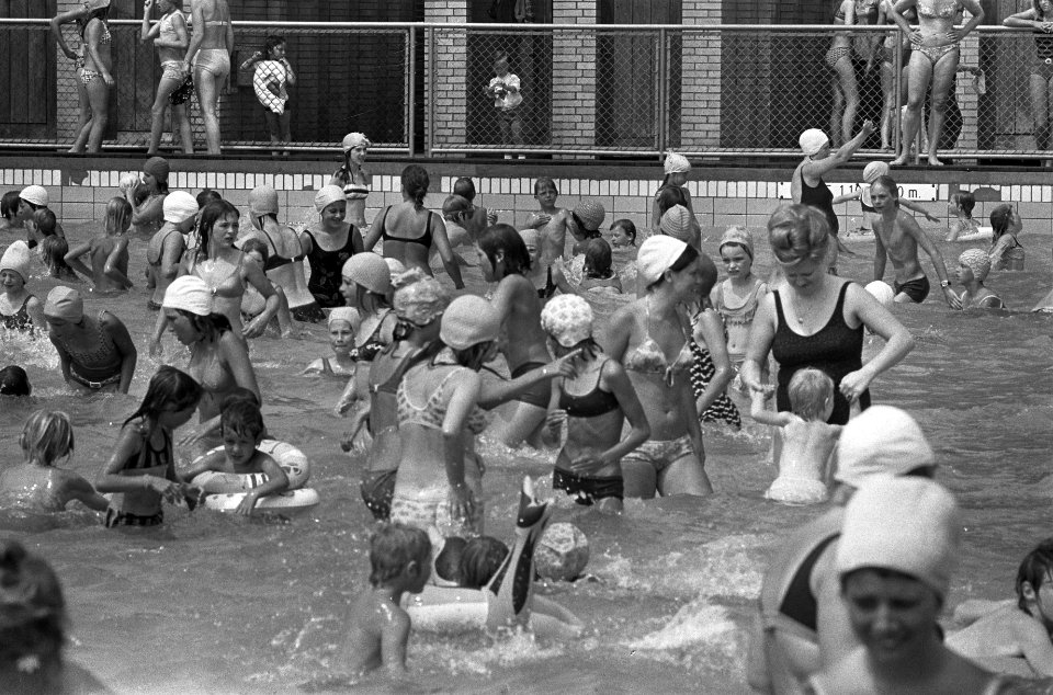 Warmte in Amsterdam, drukte in Mirandabad, Bestanddeelnr 926-5136