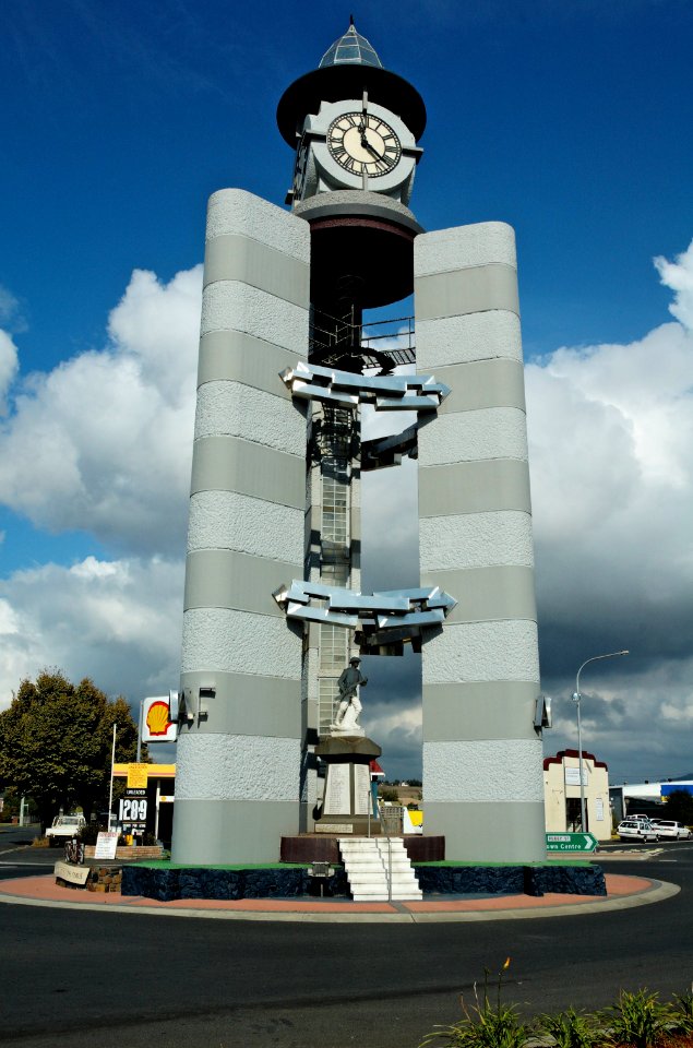 War-memorial-Ulverstone-20070420-020