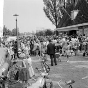Warmte gedrang bij de ingang van het zwembad, de Mirandab, Bestanddeelnr 916-5307