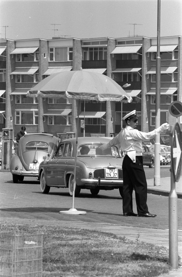 Warme zondag op Zandvoort Zandvoortse politie onder parasol, Bestanddeelnr 912-6851