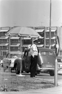 Warme zondag op Zandvoort Zandvoortse politie onder parasol, Bestanddeelnr 912-6850