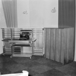 Wandmeubel met bureau en een kast, Bestanddeelnr 918-4193