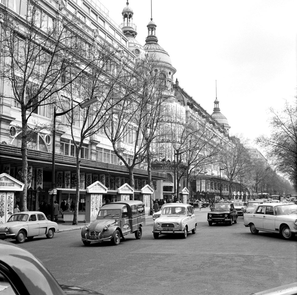 Warenhuizen Printemps en Lafayette aan de Boulevard Hausmann, Bestanddeelnr 254-0334