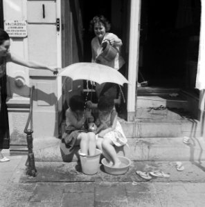 Warmte in Amsterdam Kinderen in de Kerkstraat in een teil water, Bestanddeelnr 912-6763