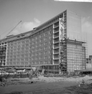 Wandversiering op gebouw Ziekenhuis VU te Amsterdam van Op te Laak, Bestanddeelnr 916-5276