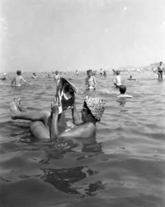 Warmte op het land Verkoeling in het water Zandvoort, Bestanddeelnr 908-7265