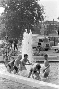 Warmte in Amsterdam Kinderen in het fontein Weteringsplantsoen, Bestanddeelnr 915-3754