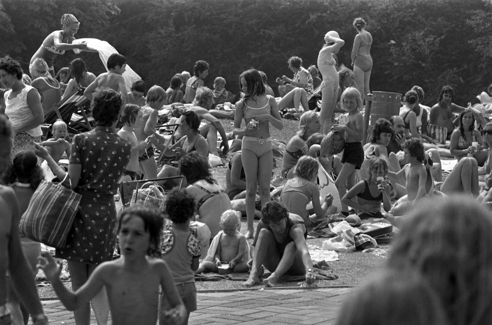 Warmte in Amsterdam, drukte op grasveld in Mirandabad, Bestanddeelnr 926-5137